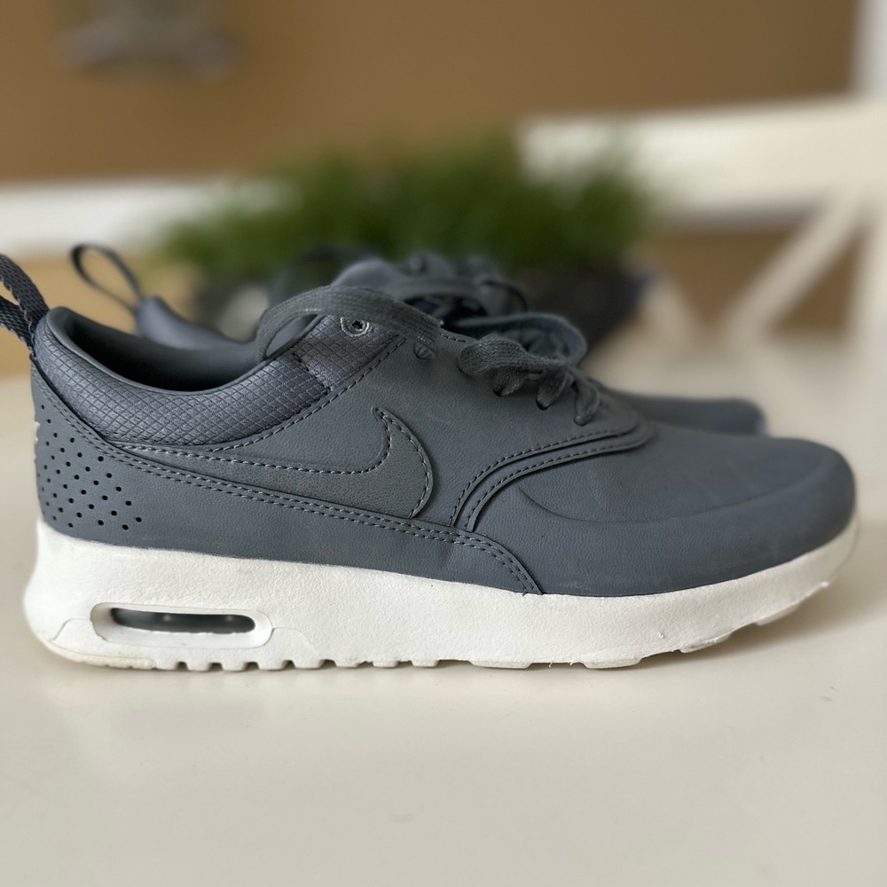 Nike Air Max Thea Premiun Training Shoe size 5